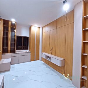 Desain kamar utama minimalis modern dengan nuansa hangat