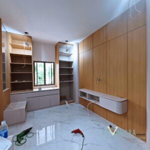 Desain kamar utama minimalis modern dengan nuansa hangat