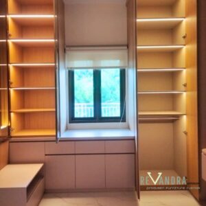 Desain kamar utama minimalis modern dengan nuansa hangat