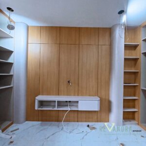 Desain kamar utama minimalis modern dengan nuansa hangat