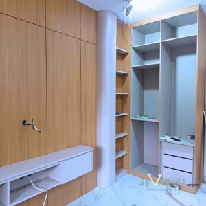Desain kamar utama minimalis modern dengan nuansa hangat
