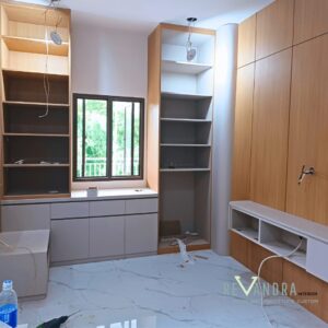Desain kamar utama minimalis modern dengan nuansa hangat