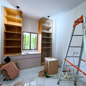 Desain kamar utama minimalis modern dengan nuansa hangat