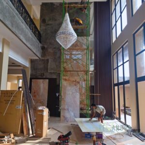 Backdrop TV marmer full height ruang keluarga