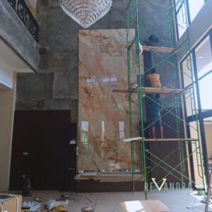 Backdrop TV marmer full height ruang keluarga