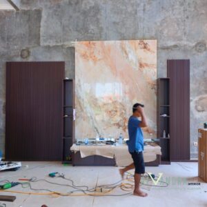 Backdrop TV marmer full height ruang keluarga