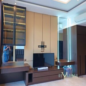 Kamar Utama Modern dengan Area Kerja Terintegrasi