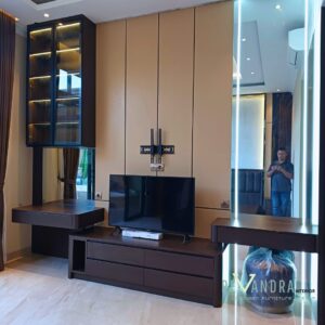 Kamar Utama Modern dengan Area Kerja Terintegrasi