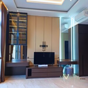 Kamar Utama Modern dengan Area Kerja Terintegrasi