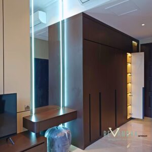 Kamar Utama Modern dengan Area Kerja Terintegrasi