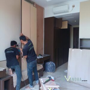 Kamar Utama Modern dengan Area Kerja Terintegrasi