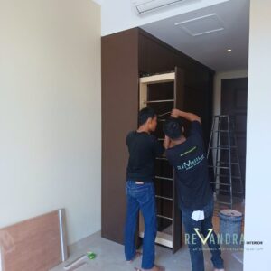 Kamar Utama Modern dengan Area Kerja Terintegrasi