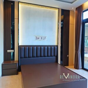 Kamar Utama Modern dengan Area Kerja Terintegrasi