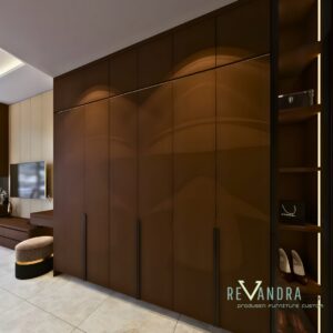 Kamar Utama Modern dengan Area Kerja Terintegrasi