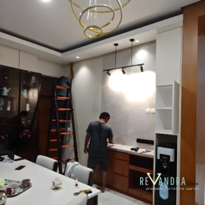 Meja Dapur Minimalis Modern dengan Panel motif marmer Elegan