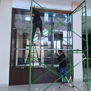 Lemari Pajangan Kaca Full Height: Solusi Elegan