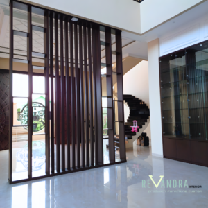 Sekat Ruangan Minimalis dengan Bilah Vertikal